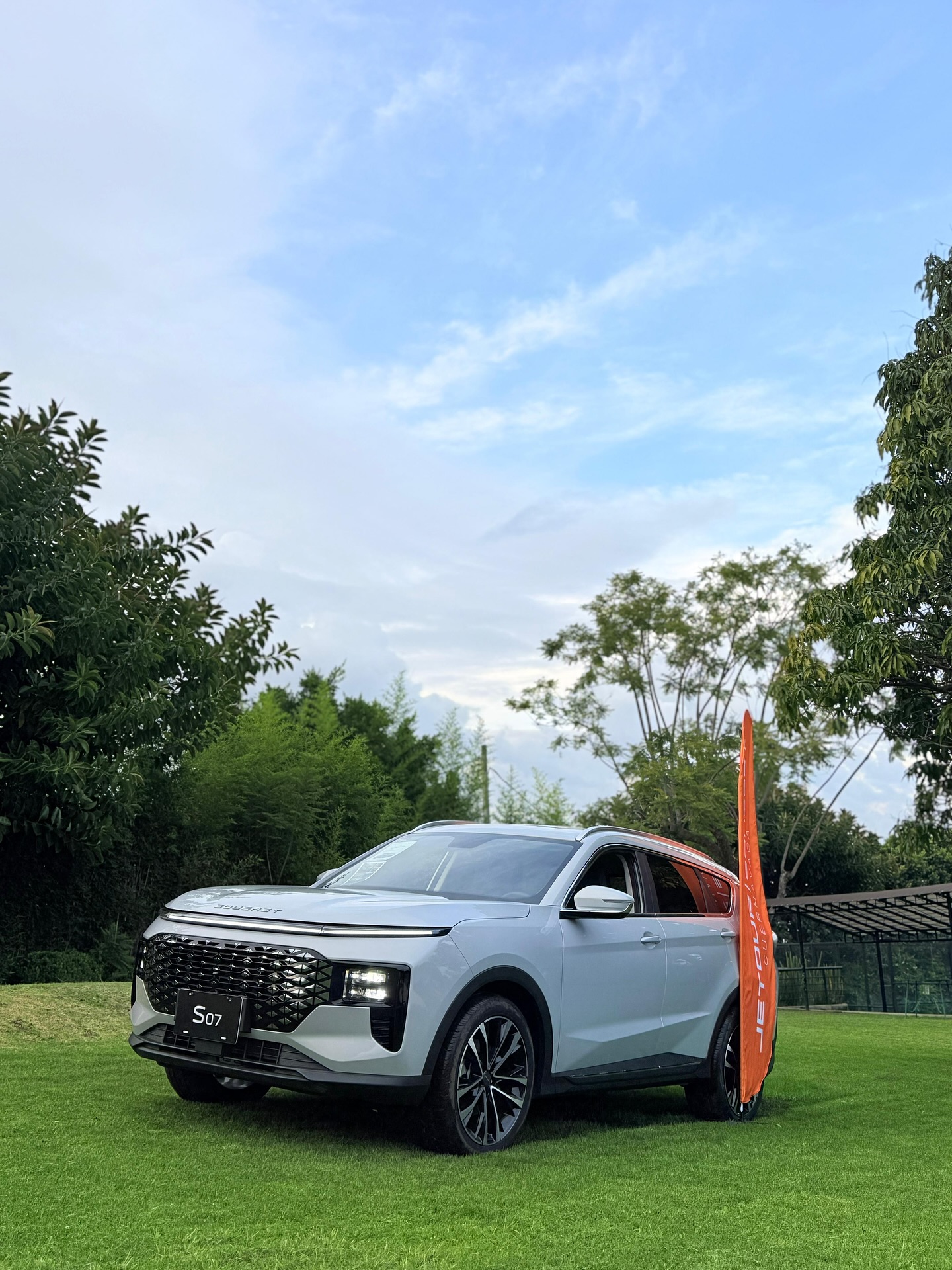 Jetour SUV en jardín